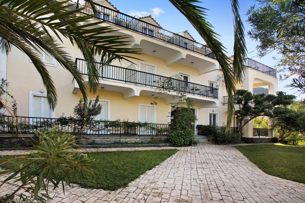 Dolphin Apartment 8 Keri Exterior photo